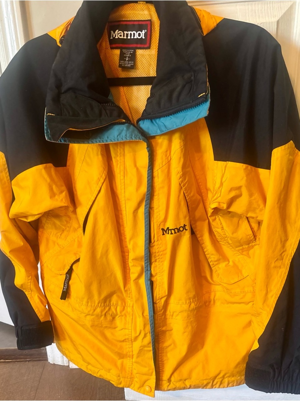 Marmot Yellow Hooded Rain Jacket Women’s Size Small Waterproof Shell